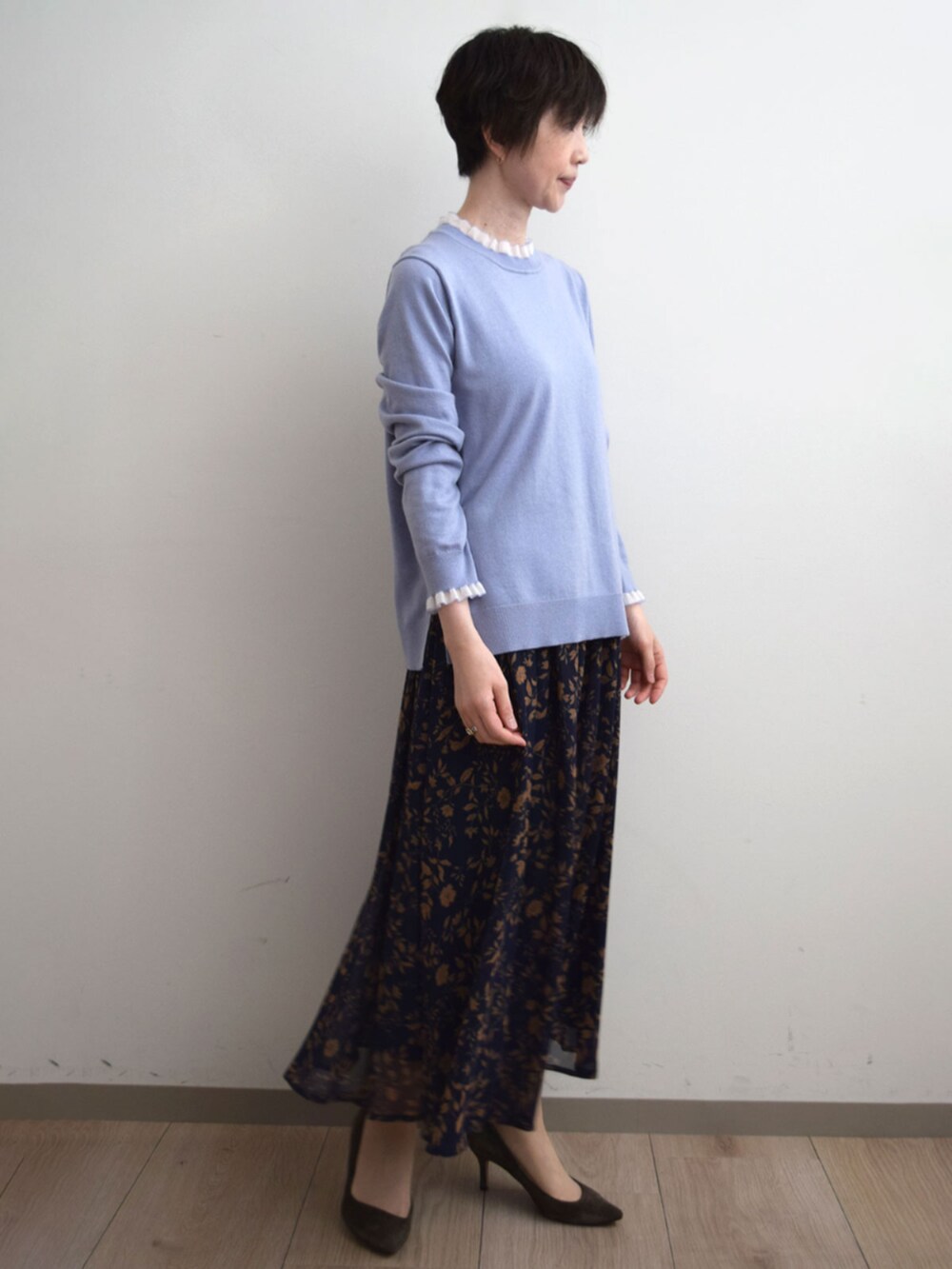 ブルー系のスカート、パープル系のニット/セーターを着用したレディースの秋コーディネートの4枚目の写真