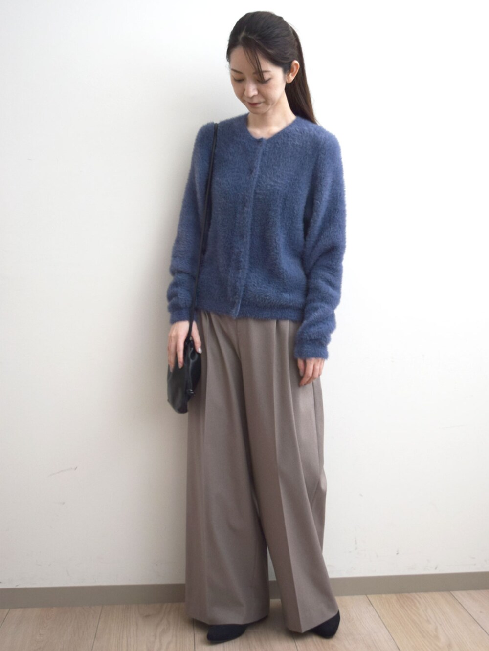 ブラウン系のその他パンツ、ブルー系のカーディガン/ボレロを着用したレディースの秋コーディネートの2枚目の写真
