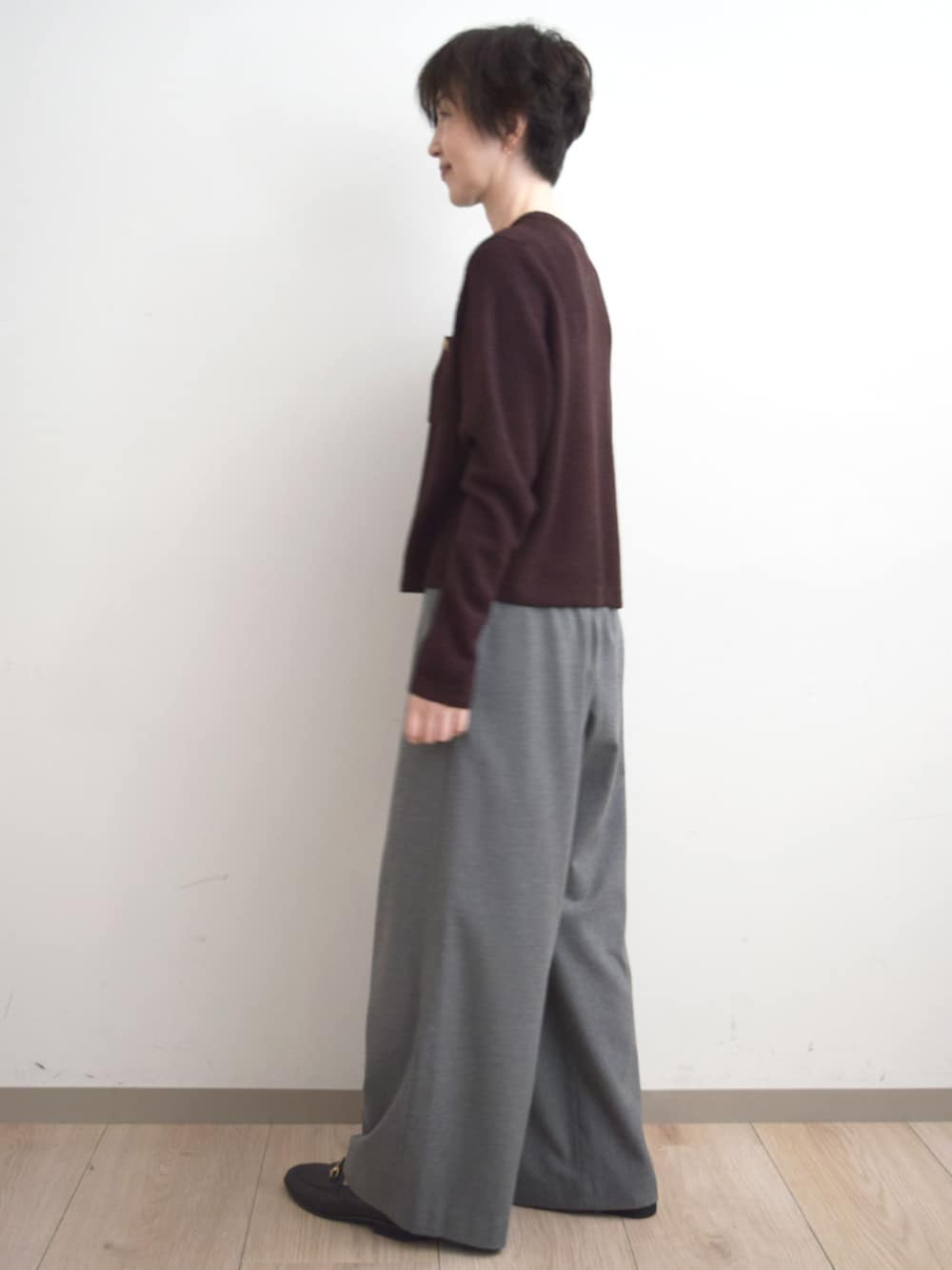 ブラウン系のカーディガン/ボレロ、グレー系のその他パンツを着用したレディースの秋コーディネートの3枚目の写真