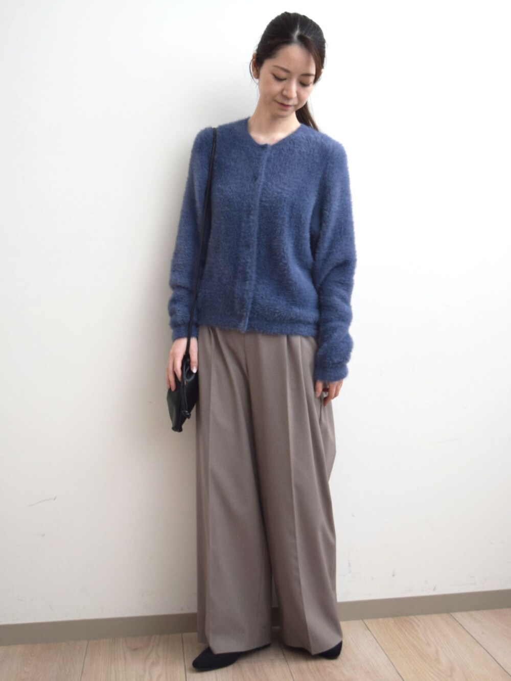 ブラウン系のその他パンツ、ブルー系のカーディガン/ボレロを着用したレディースの秋コーディネートの3枚目の写真