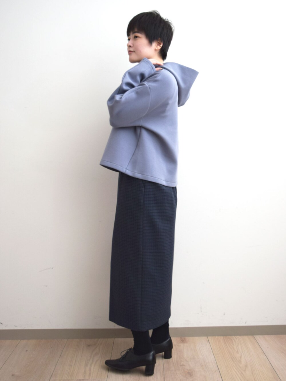 ブルー系のスカート、ブルー系のパーカーを着用したレディースの秋コーディネートの3枚目の写真