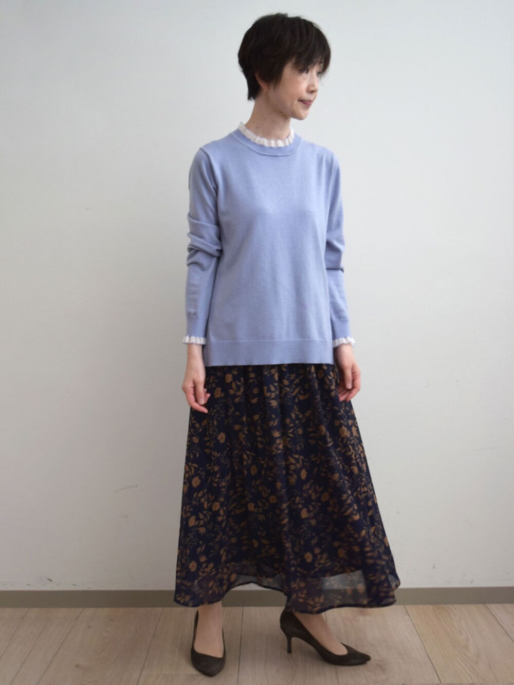 ブルー系のスカート、パープル系のニット/セーターを着用したレディースの秋コーディネートの3枚目の写真