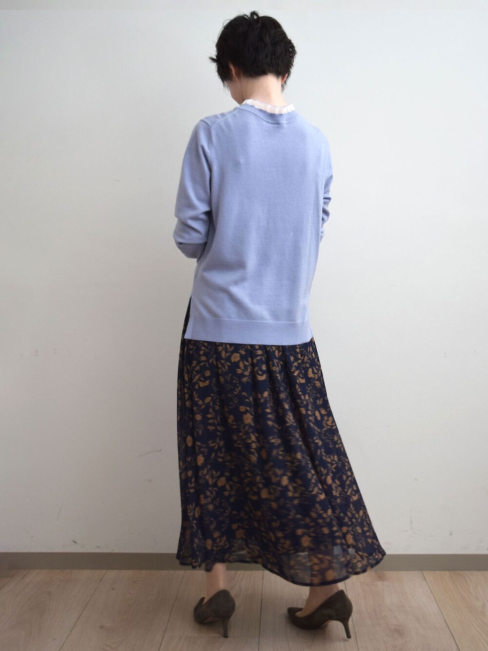 ブルー系のスカート、パープル系のニット/セーターを着用したレディースの秋コーディネートの5枚目の写真