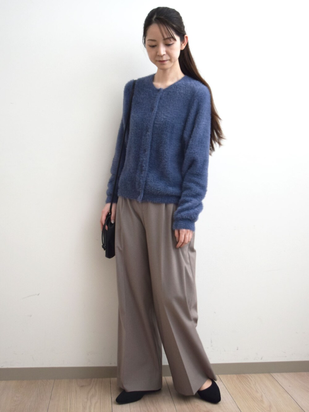 ブラウン系のその他パンツ、ブルー系のカーディガン/ボレロを着用したレディースの秋コーディネートの5枚目の写真