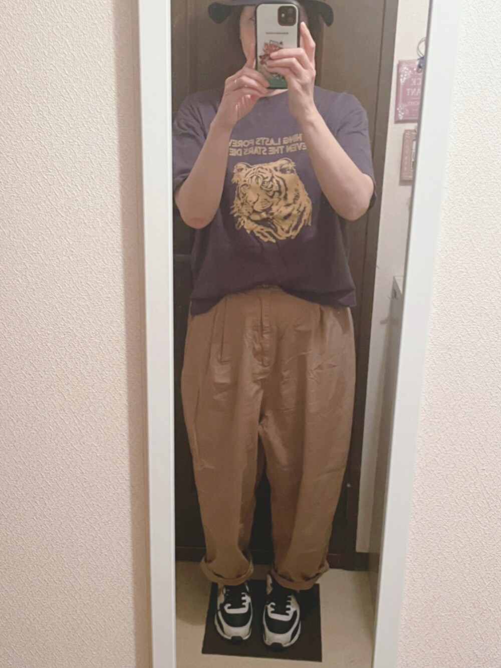 グレー系のTシャツ/カットソー、ベージュ系のその他パンツ、ブラック系のスニーカーを着用したレディースの夏コーディネートの2枚目の写真