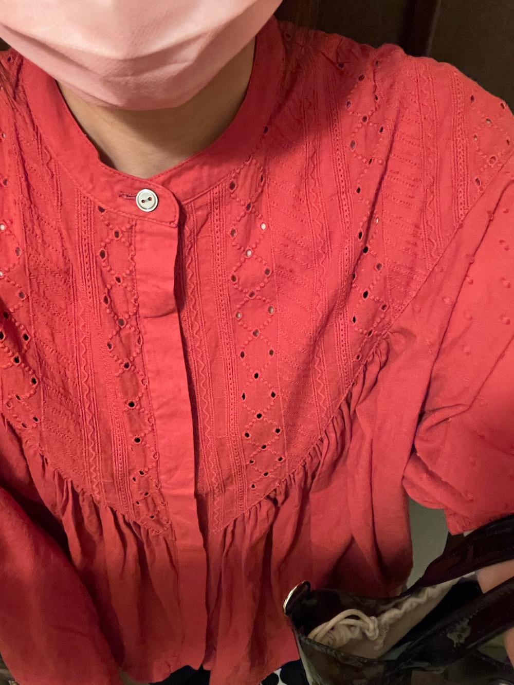 レッド系のシャツ/ブラウス、ブラック系のショルダーバッグ、ブルー系のデニムパンツを着用したレディースの夏コーディネートの4枚目の写真