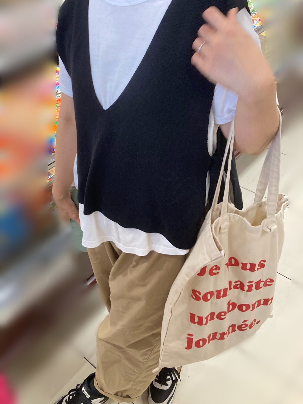 ブラック系のベスト、ベージュ系のその他パンツ、ブラック系のスニーカーを着用したレディースの秋コーディネートの3枚目の写真