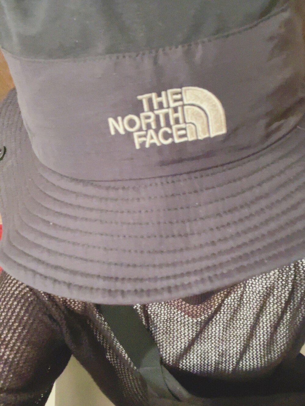 ブラック系のニット/セーター、ホワイト系のTシャツ/カットソー、ブラック系のボディバッグ/ウエストポーチを着用したレディースの夏コーディネートの4枚目の写真