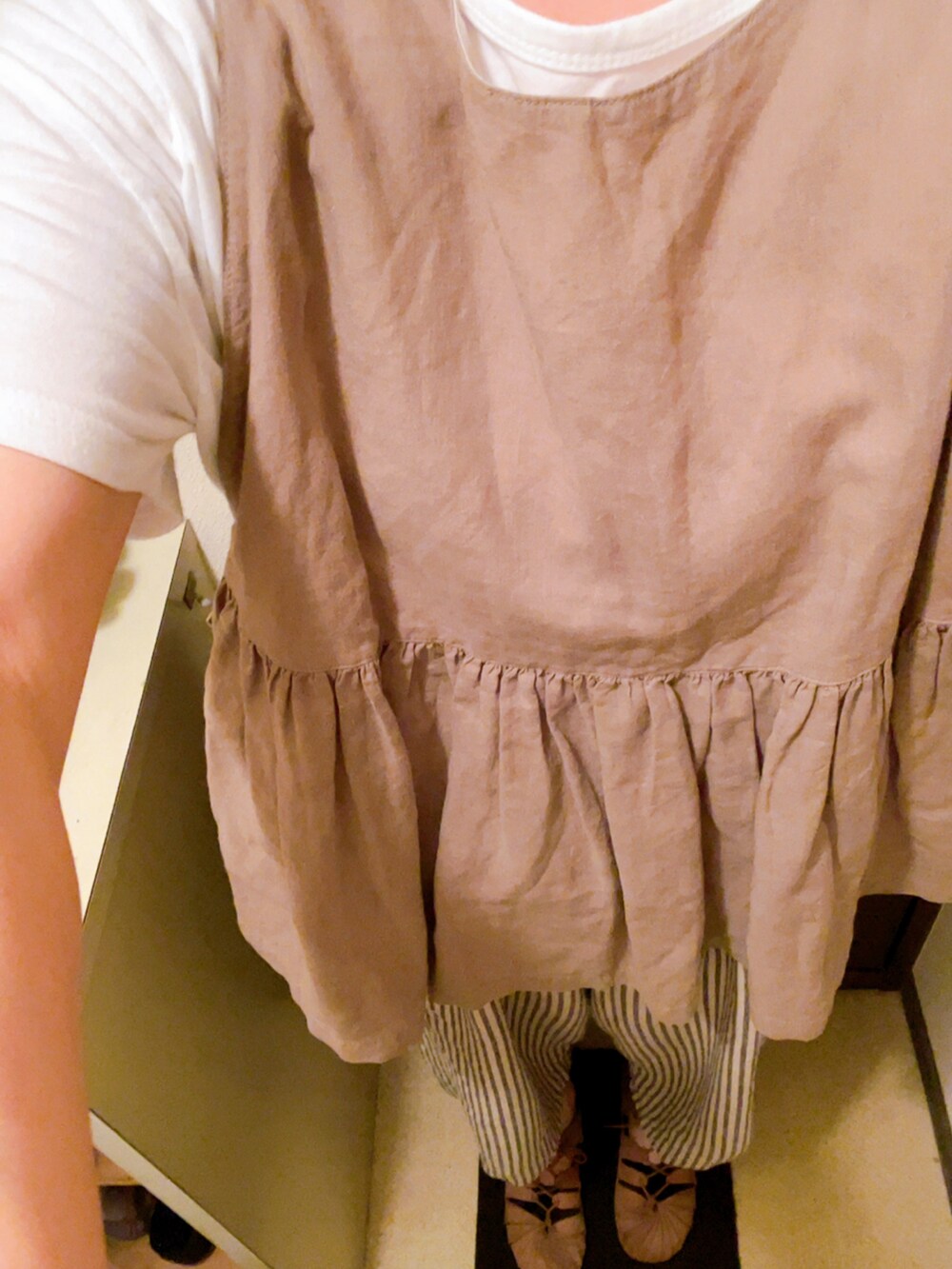 ベージュ系のベスト、ベージュ系のその他パンツ、ベージュ系のシューズを着用したレディースの夏コーディネートの3枚目の写真