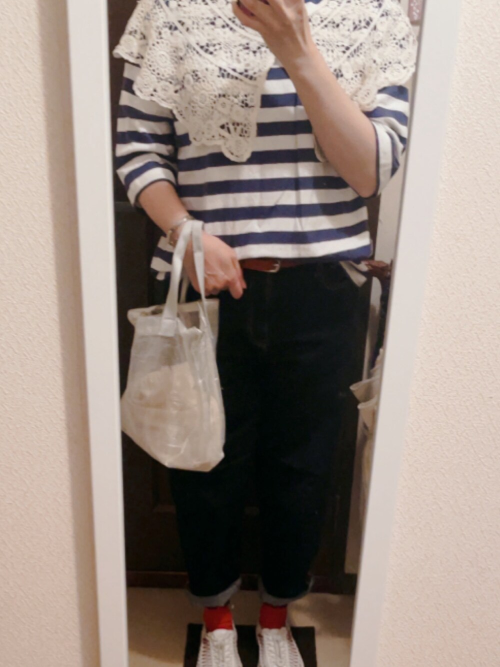 ブルー系のTシャツ/カットソー、ホワイト系のトートバッグ、ホワイト系のサンダルを着用したレディースの夏コーディネートの2枚目の写真