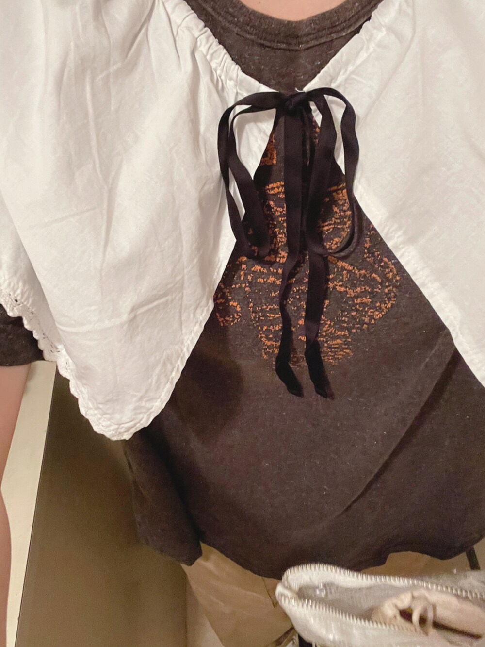 ホワイト系のトートバッグ、ベージュ系のその他パンツ、グレー系のTシャツ/カットソーを着用したレディースの夏コーディネートの2枚目の写真