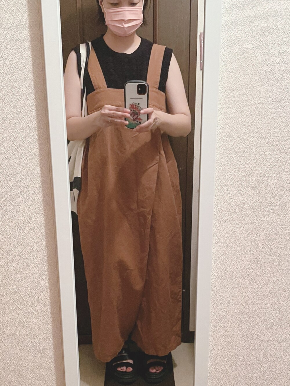 ブラウン系のサロペット/オーバーオール、ブラック系のサンダルを着用したレディースの夏コーディネートの2枚目の写真