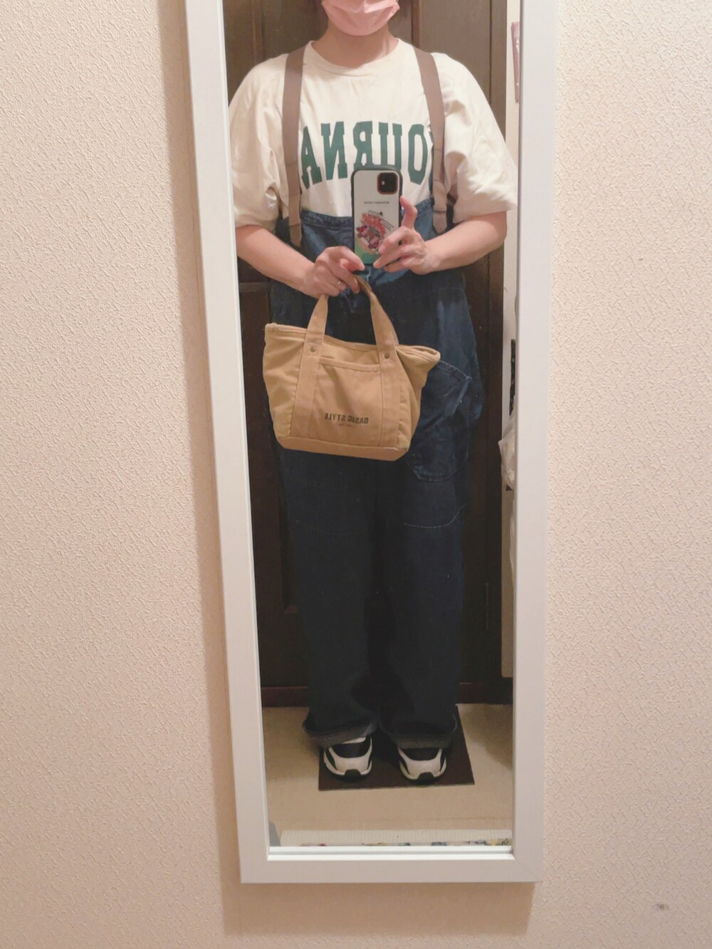 ホワイト系のTシャツ/カットソー、ブラック系のスニーカー、ブルー系のサロペット/オーバーオールを着用したレディースの夏コーディネートの2枚目の写真