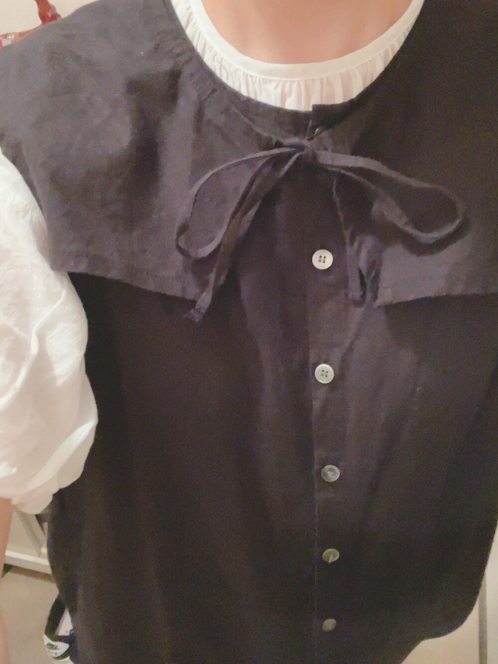 ホワイト系のシャツ/ブラウス、ホワイト系のスニーカー、ブラック系のオールインワン・サロペットを着用したレディースの夏コーディネートの3枚目の写真