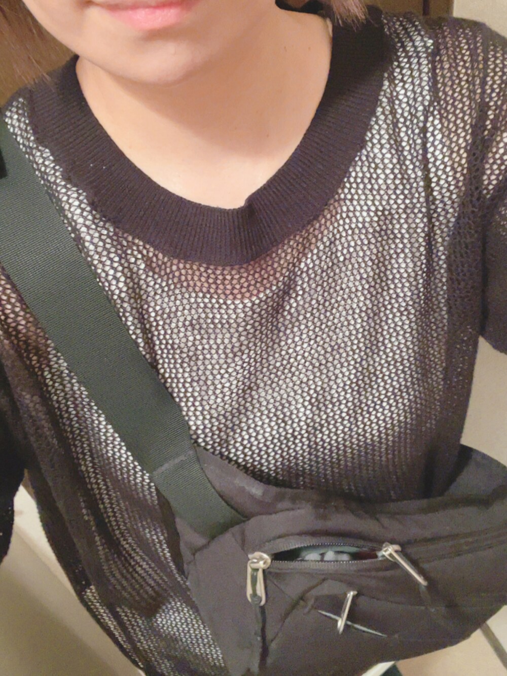 ブラック系のニット/セーター、ホワイト系のTシャツ/カットソー、ブラック系のボディバッグ/ウエストポーチを着用したレディースの夏コーディネートの3枚目の写真