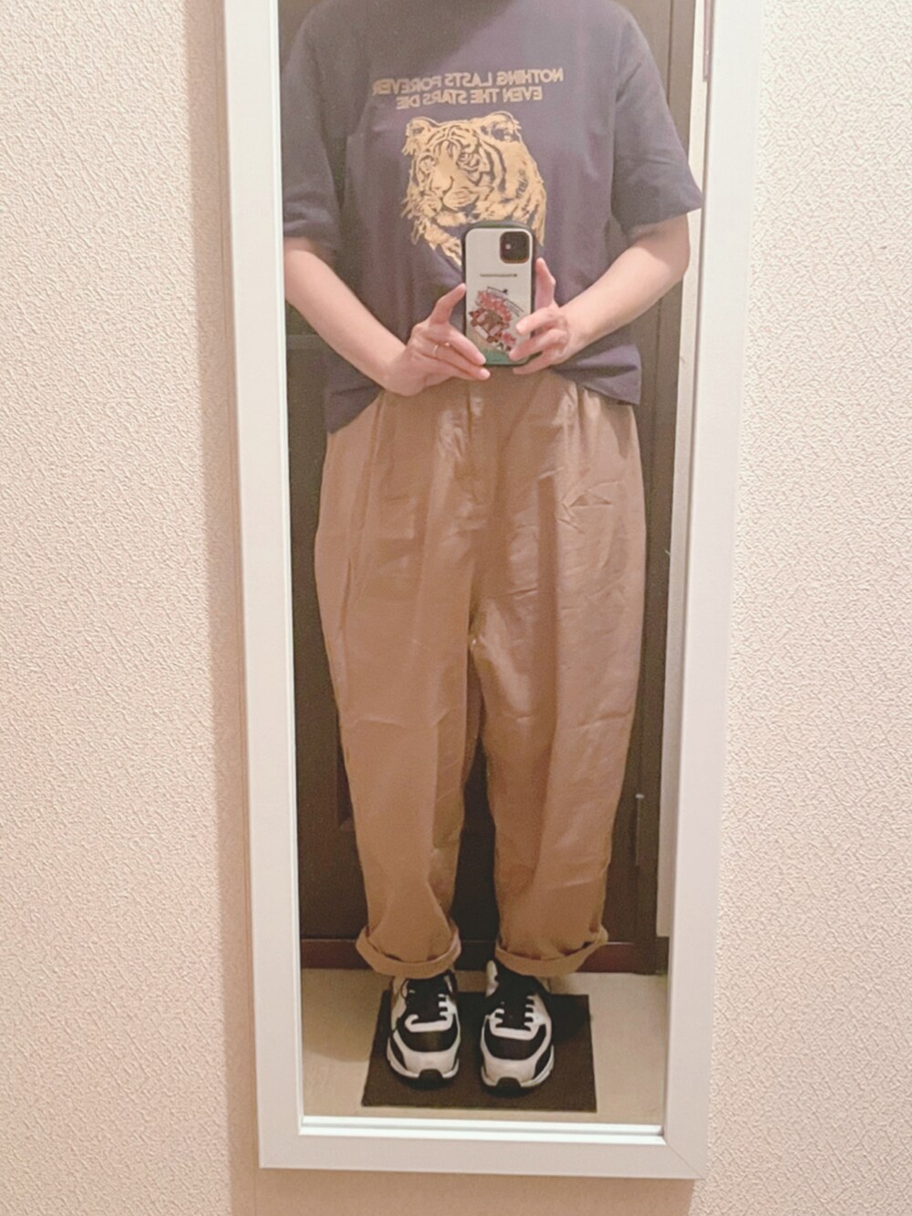 グレー系のTシャツ/カットソー、ベージュ系のその他パンツ、ブラック系のスニーカーを着用したレディースの夏コーディネートの3枚目の写真