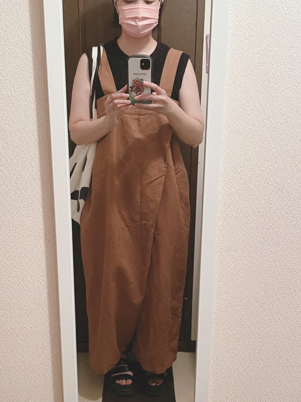 ブラウン系のサロペット/オーバーオール、ブラック系のサンダルを着用したレディースの夏コーディネートの3枚目の写真