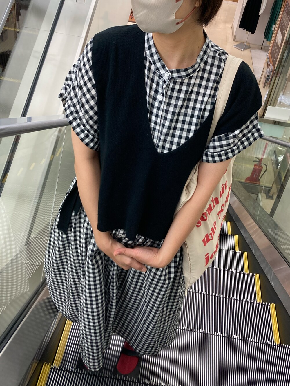 ブラック系のワンピース、ブラック系のベスト、ブラック系のシューズを着用したレディースの秋コーディネートの2枚目の写真