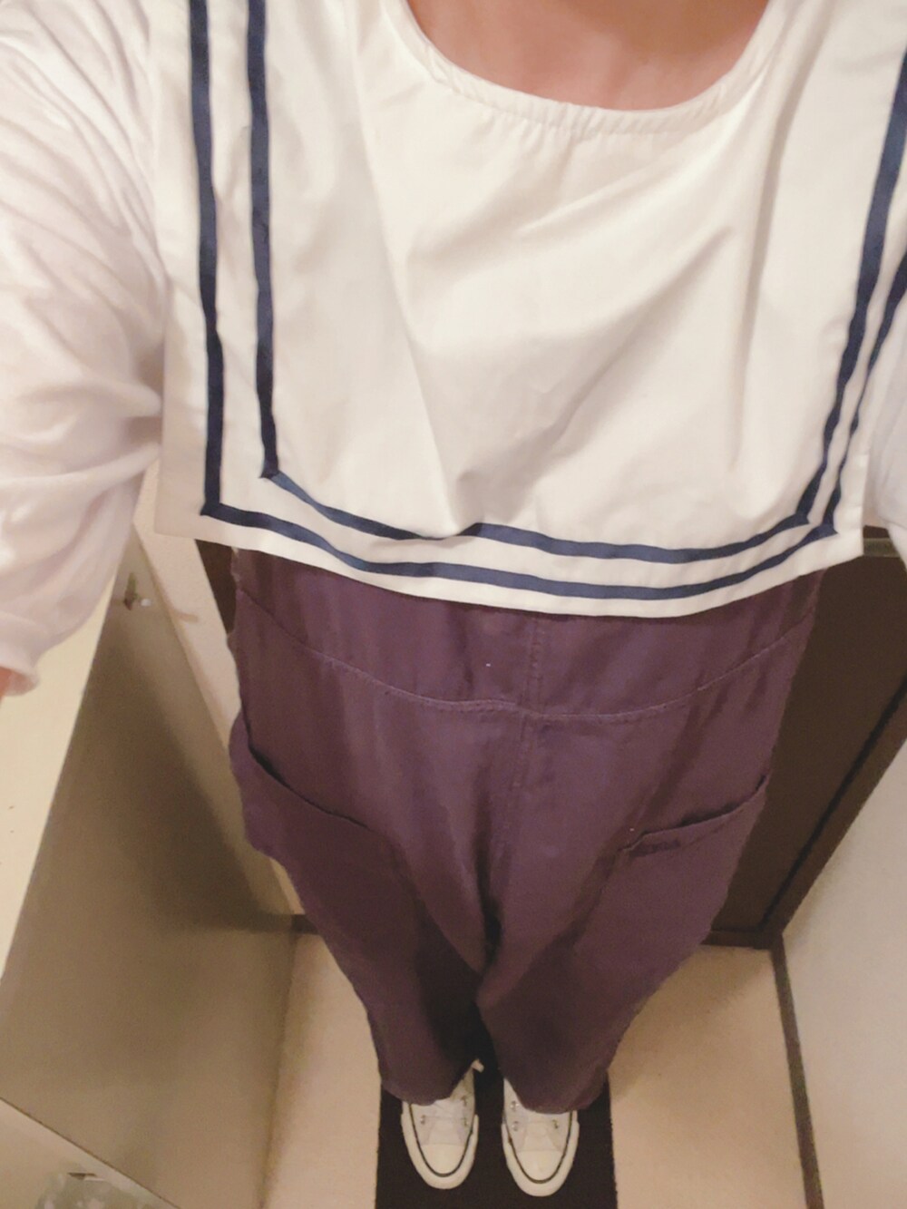 ホワイト系のTシャツ/カットソー、ホワイト系のスニーカー、グレー系のサロペット/オーバーオールを着用したレディースの夏コーディネートの3枚目の写真