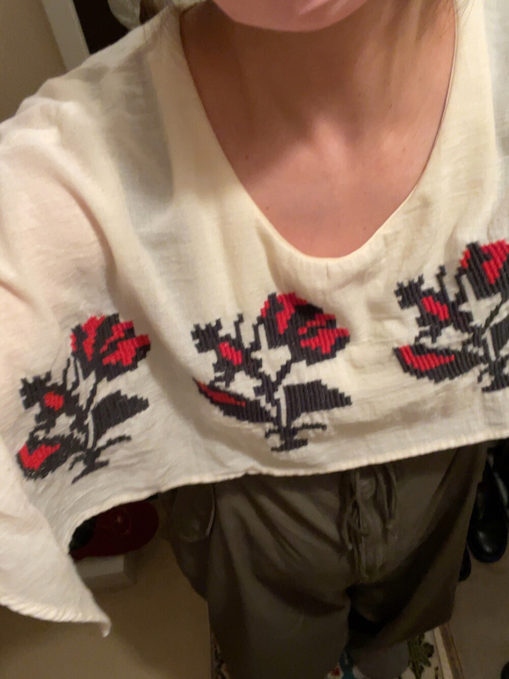 ホワイト系のTシャツ/カットソー、ホワイト系のトートバッグ、ブラック系のサンダルを着用したレディースの夏コーディネートの3枚目の写真