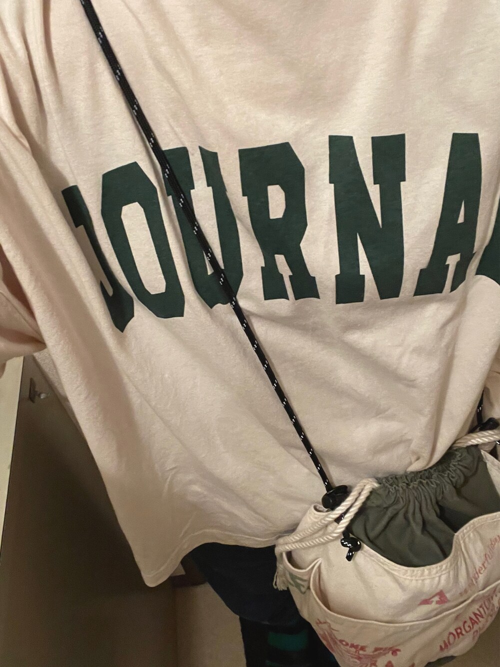 ホワイト系のTシャツ/カットソー、グリーン系のバッグ、ブルー系のデニムパンツを着用したレディースの夏コーディネートの2枚目の写真