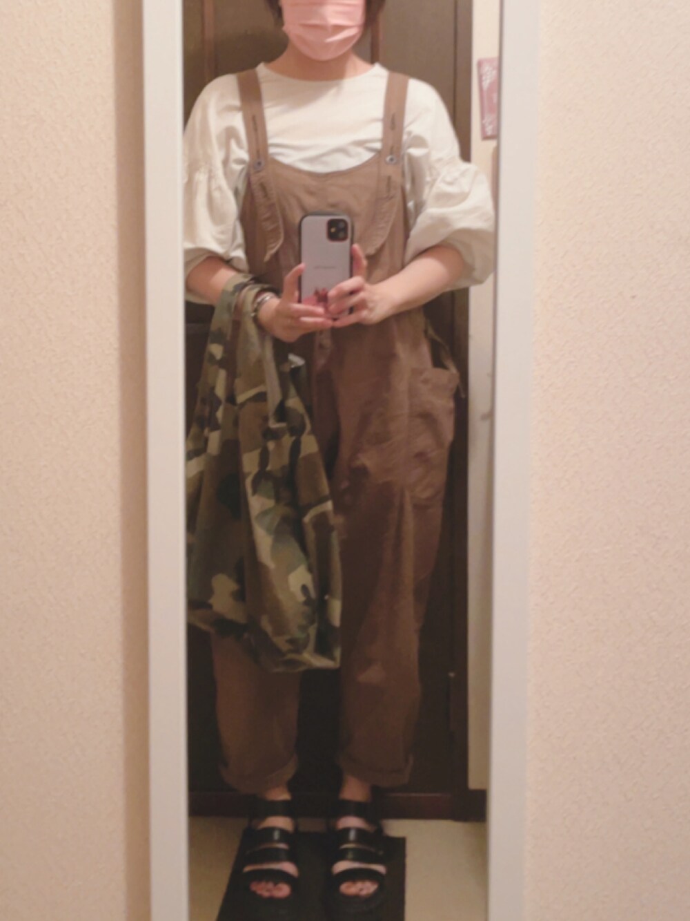 ホワイト系のシャツ/ブラウス、グリーン系のサロペット/オーバーオール、グリーン系のトートバッグを着用したレディースの夏コーディネートの2枚目の写真