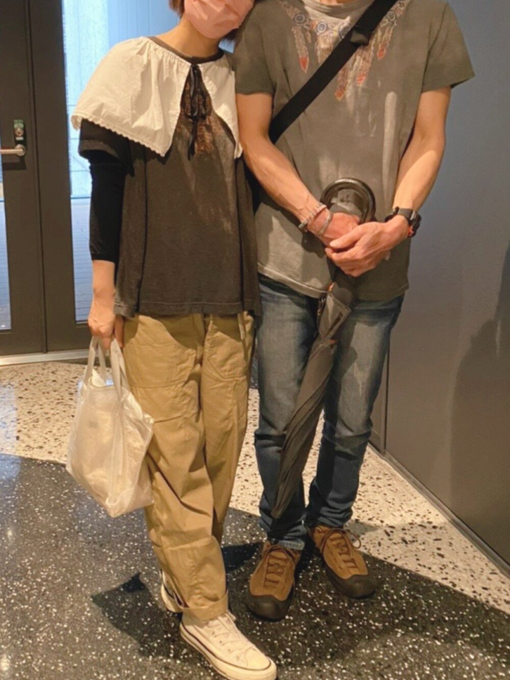 ホワイト系のトートバッグ、ベージュ系のその他パンツ、グレー系のTシャツ/カットソーを着用したレディースの夏コーディネートの3枚目の写真