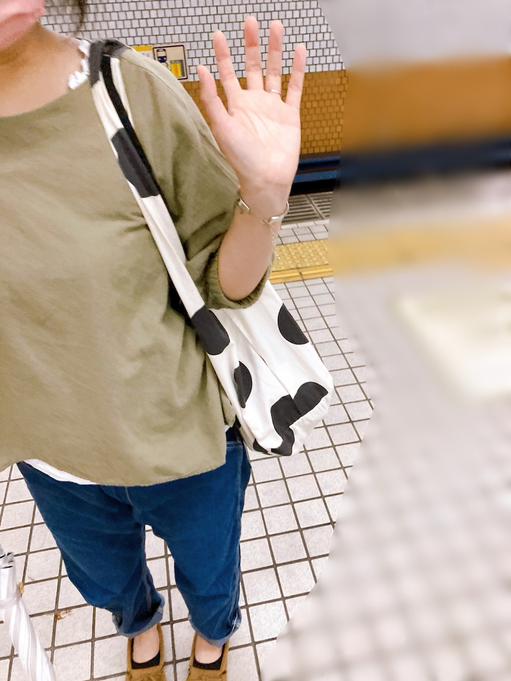 グリーン系のシャツ/ブラウス、ホワイト系のTシャツ/カットソー、ブルー系のデニムパンツを着用したレディースの夏コーディネートの2枚目の写真