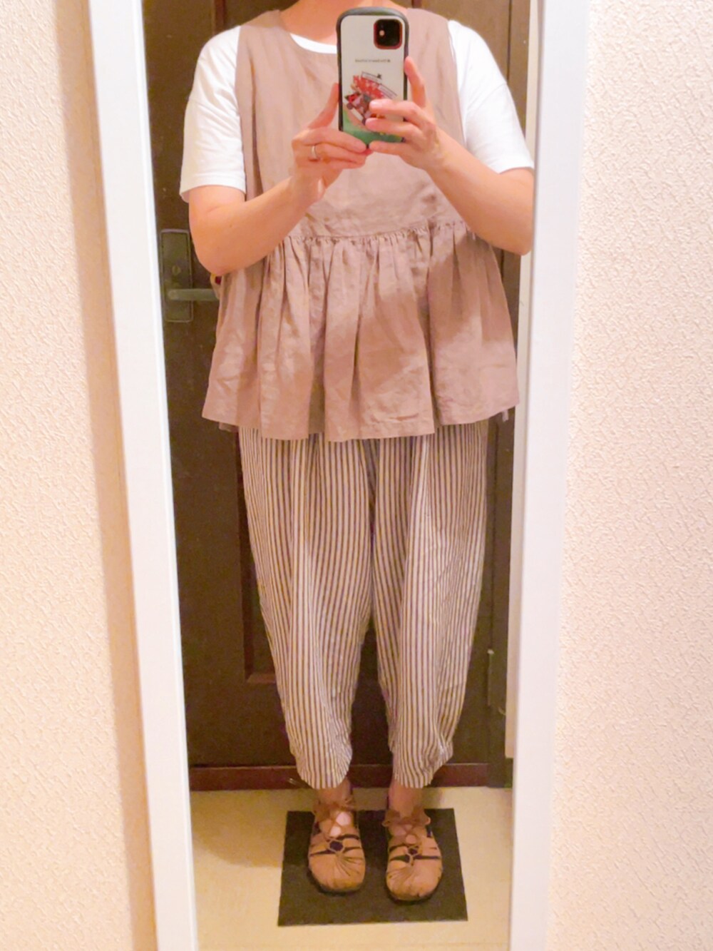 ベージュ系のベスト、ベージュ系のその他パンツ、ベージュ系のシューズを着用したレディースの夏コーディネートの2枚目の写真