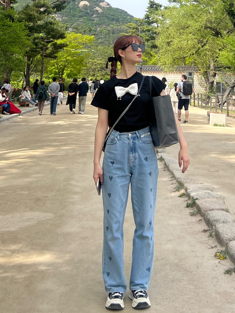 「KIMHEKIM、デニムコーデ、スニーカーコーデ、夏コーデ、サングラス、gentlemonster」｜「kimhekimのアイテム（デニムパンツ、ブルー系）」を使った、Rihonaさん（レディース・160cm）の春コーディネートの2枚目の写真