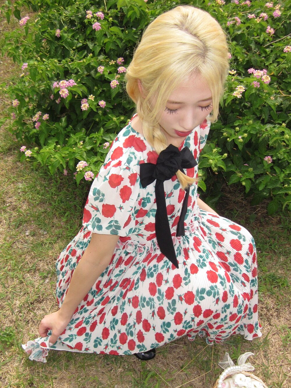 ホワイト系のワンピース、ブラック系のシュシュを着用したレディースの夏コーディネートの2枚目の写真