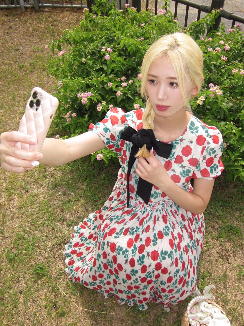 ホワイト系のワンピース、ブラック系のシュシュを着用したレディースの夏コーディネートの3枚目の写真