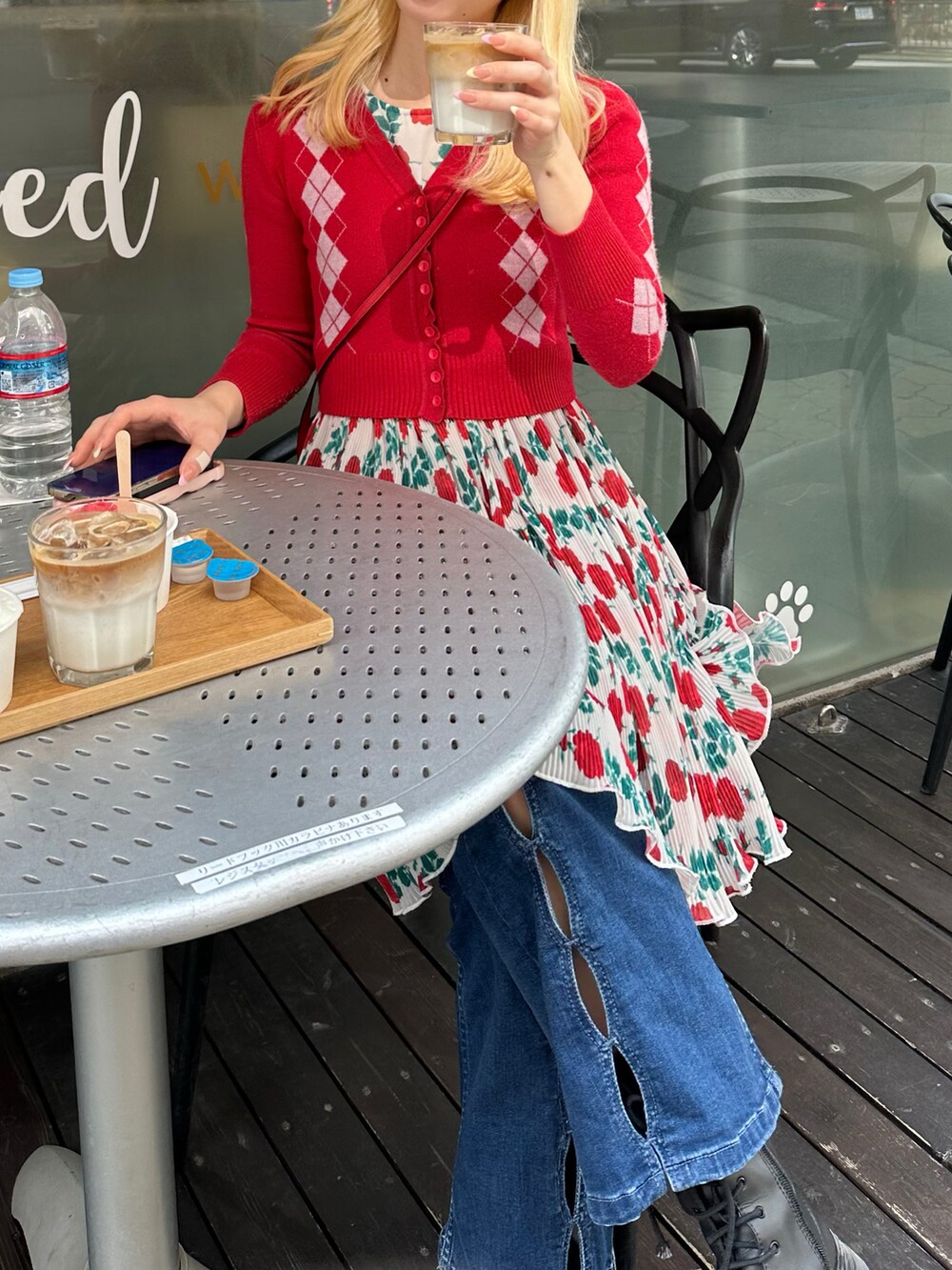 ブラック系のブーツ、ブルー系のデニムパンツ、その他のワンピース/ドレスを着用したレディースの春コーディネートの2枚目の写真