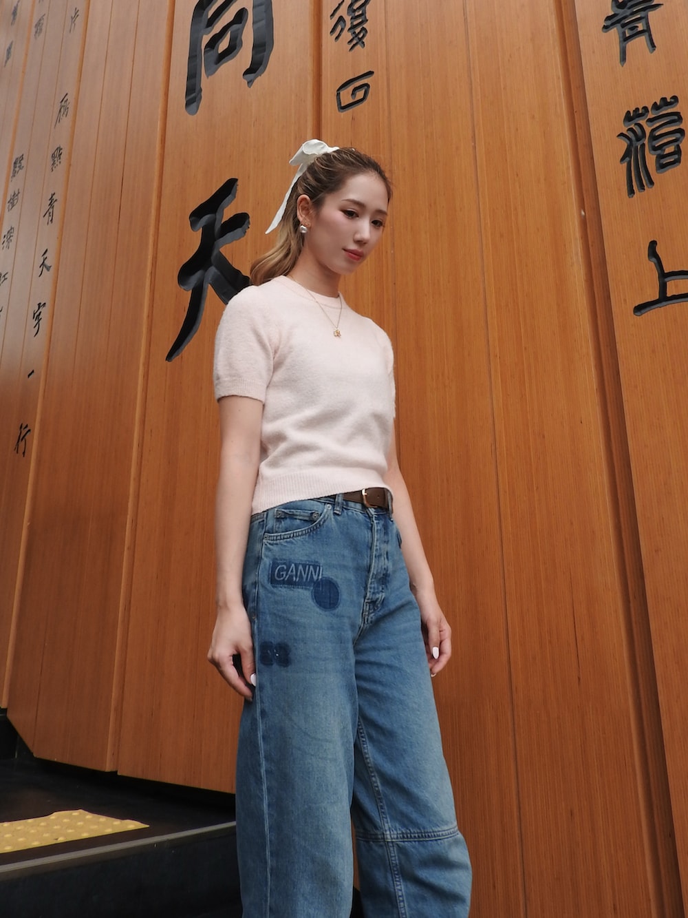 ピンク系のニット/セーター、ブルー系のデニムパンツ、ピンク系のバレエシューズを着用したレディースの秋コーディネートの2枚目の写真