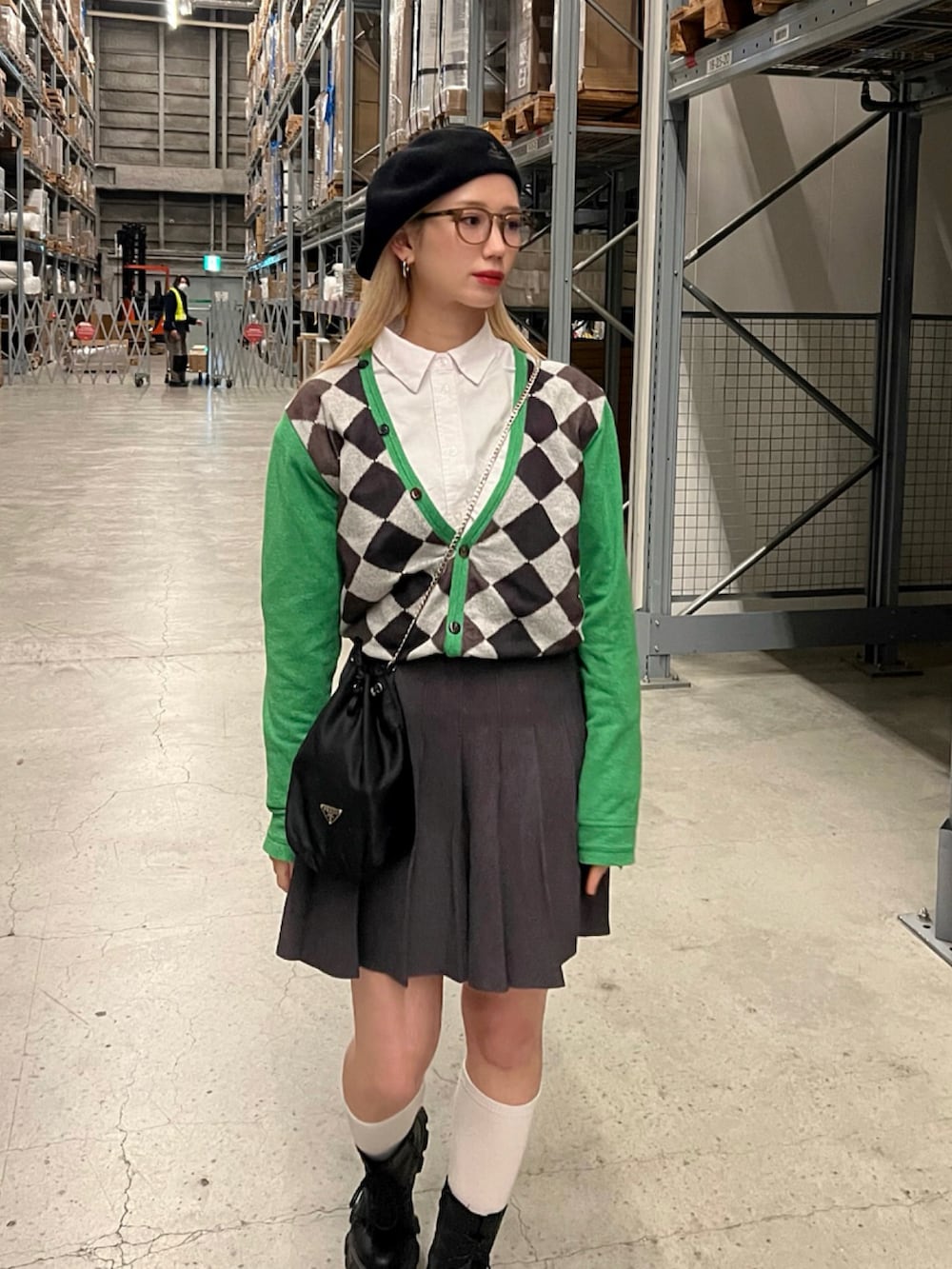 ホワイト系のシャツ/ブラウス、グリーン系のカーディガン/ボレロ、グレー系のスカートを着用したレディースの秋コーディネートの2枚目の写真