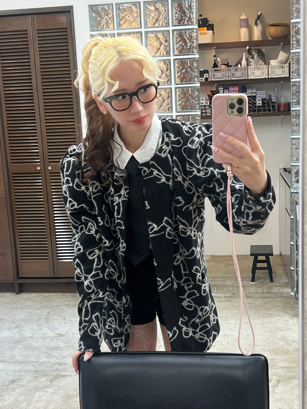 ブラック系のジャケット/アウター、ブラック系のネクタイ、ホワイト系のシャツ/ブラウスを着用したレディースの冬コーディネートの2枚目の写真