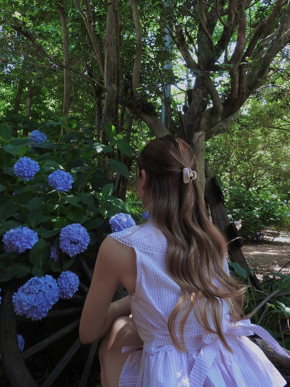 ピンク系のシャツ/ブラウス、ピンク系のバレッタ/ヘアクリップを着用したレディースの夏コーディネートの2枚目の写真