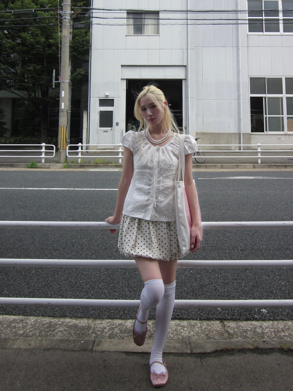 ホワイト系のスカート、ピンク系のバレエシューズ、ホワイト系のシャツ/ブラウスを着用したレディースの夏コーディネートの2枚目の写真