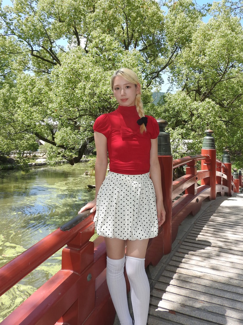 ホワイト系のスカート、レッド系のトップス、ホワイト系のソックス/靴下を着用したレディースの夏コーディネートの2枚目の写真