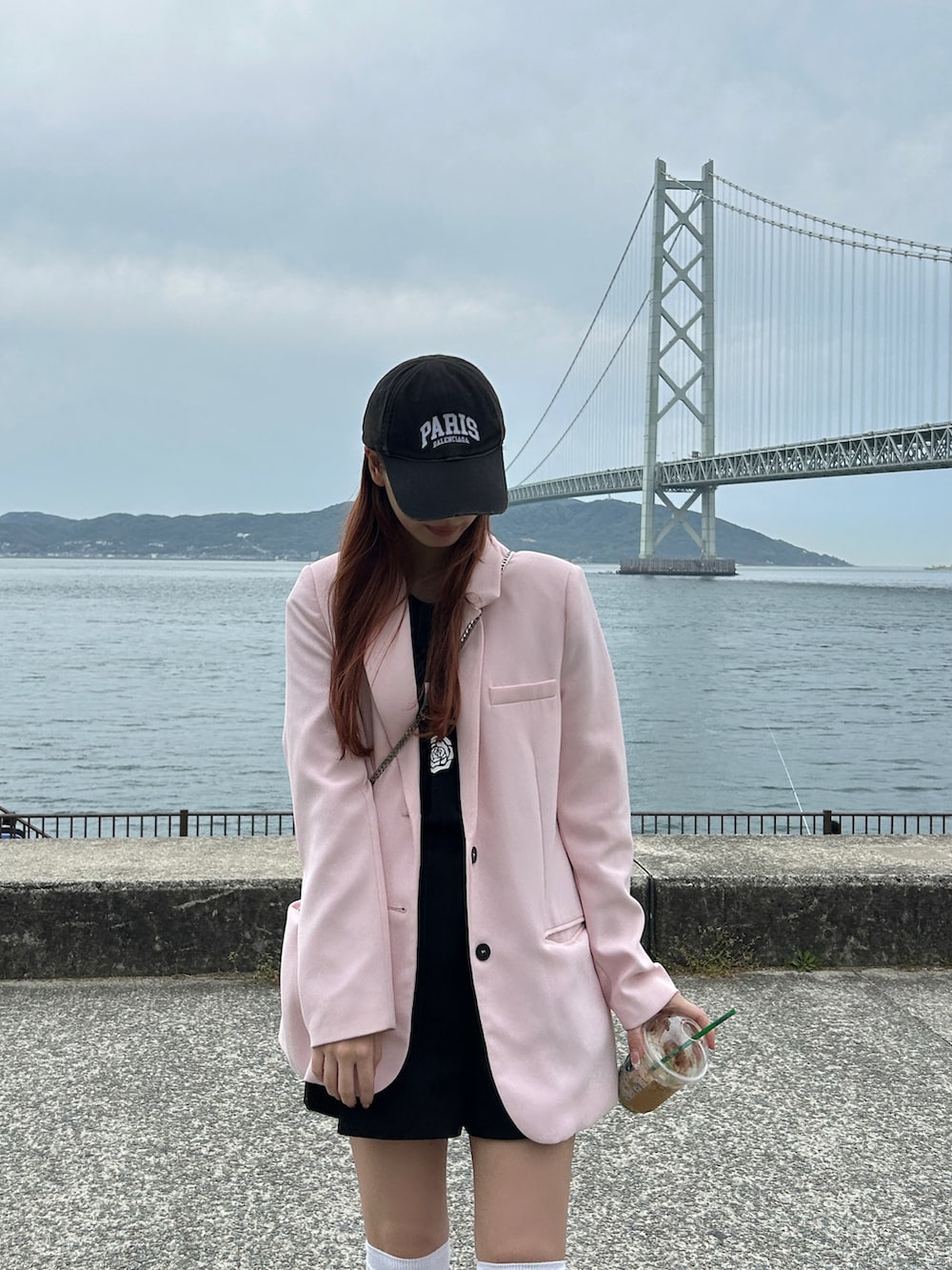 ピンク系のバレエシューズ、ピンク系のテーラードジャケット、ブラック系のTシャツ/カットソーを着用したレディースの春コーディネートの2枚目の写真