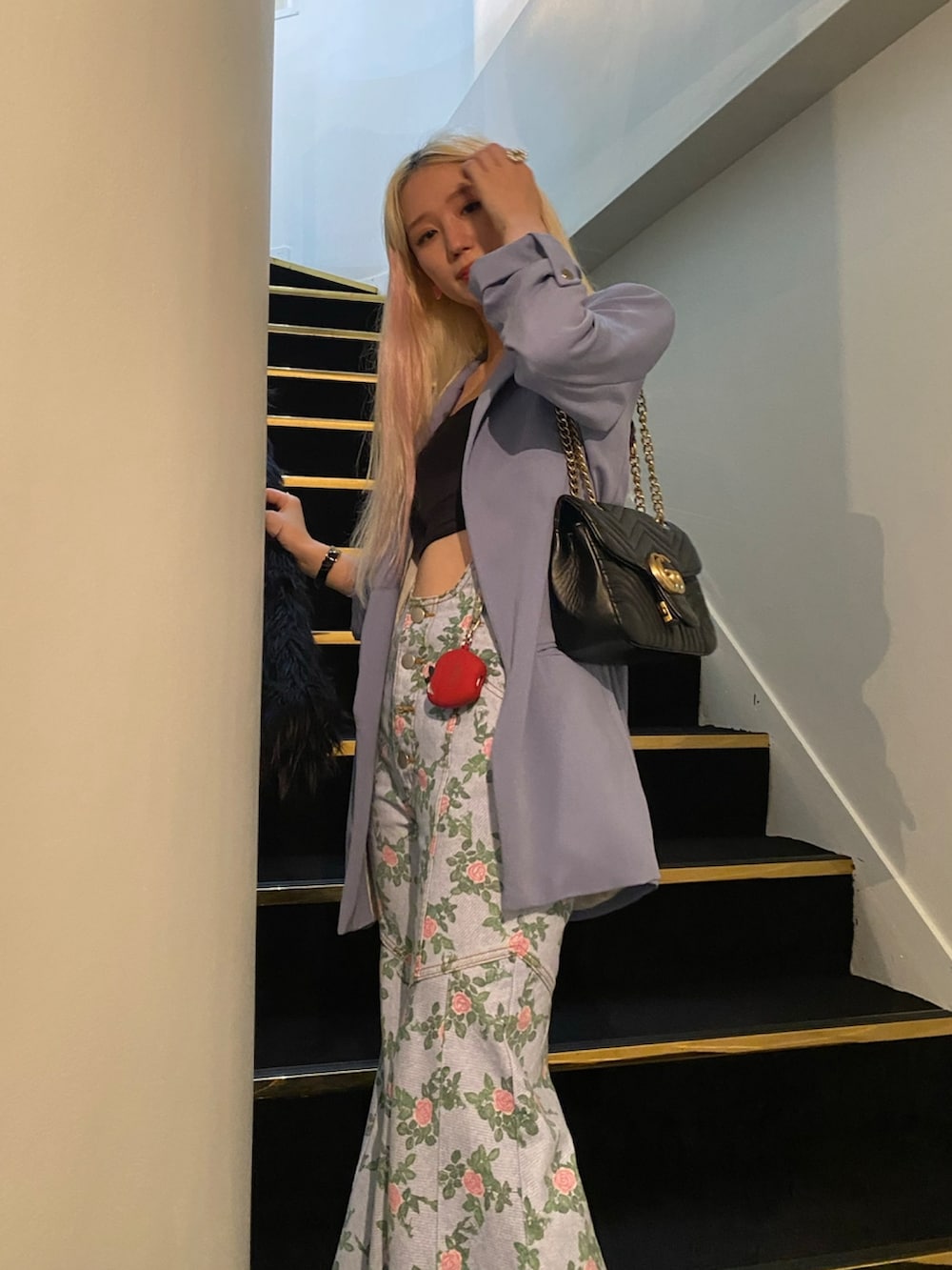 その他のデニムパンツ、ブルー系のジャケット/アウター、レッド系のスマホグッズを着用したレディースの春コーディネートの2枚目の写真