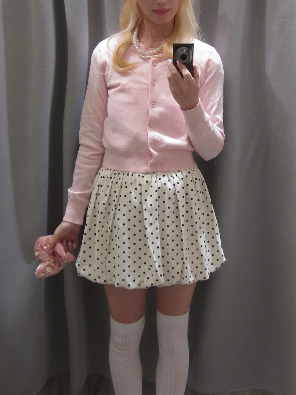 ホワイト系のスカート、ピンク系のバレエシューズ、ホワイト系のソックス/靴下を着用したレディースの夏コーディネートの2枚目の写真