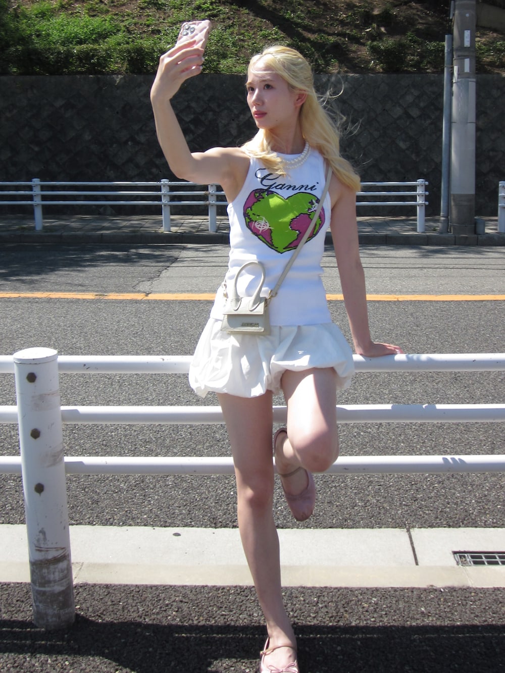 ピンク系のバレエシューズ、ホワイト系のタンクトップ、ホワイト系のスカートを着用したレディースの夏コーディネートの2枚目の写真