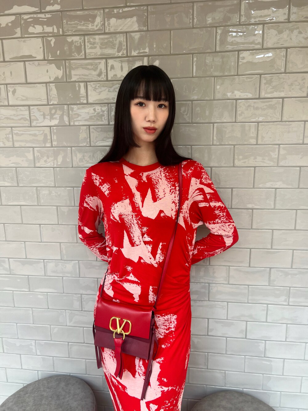 レッド系のワンピース/ドレス、レッド系のバッグを着用したレディースの春コーディネートの2枚目の写真