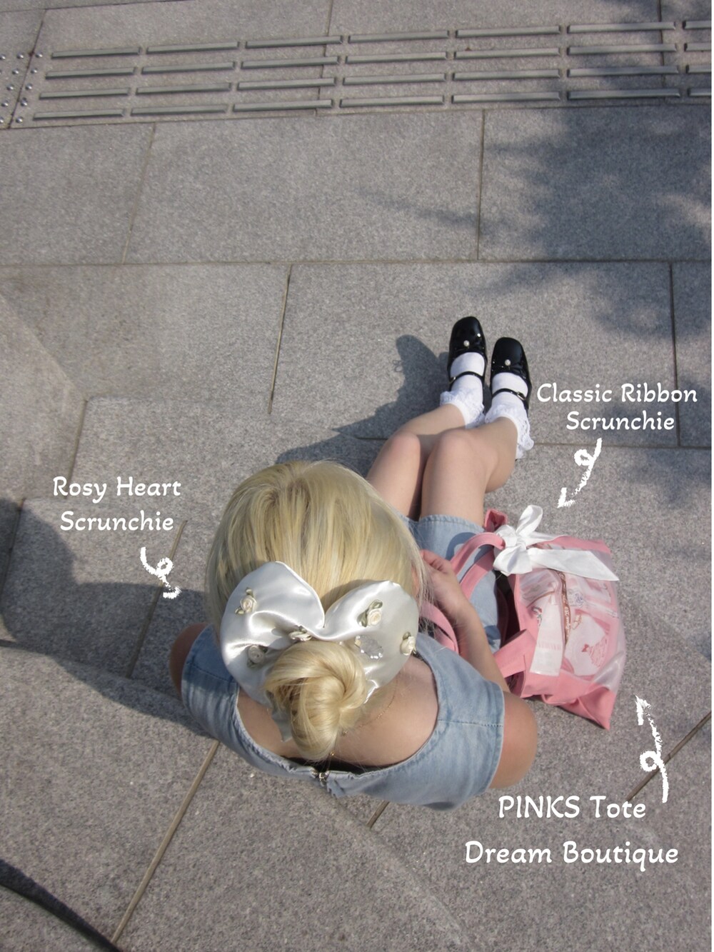 ブラック系のパンプス、ブルー系のワンピース/ドレス、ホワイト系のトートバッグを着用したレディースの夏コーディネートの2枚目の写真
