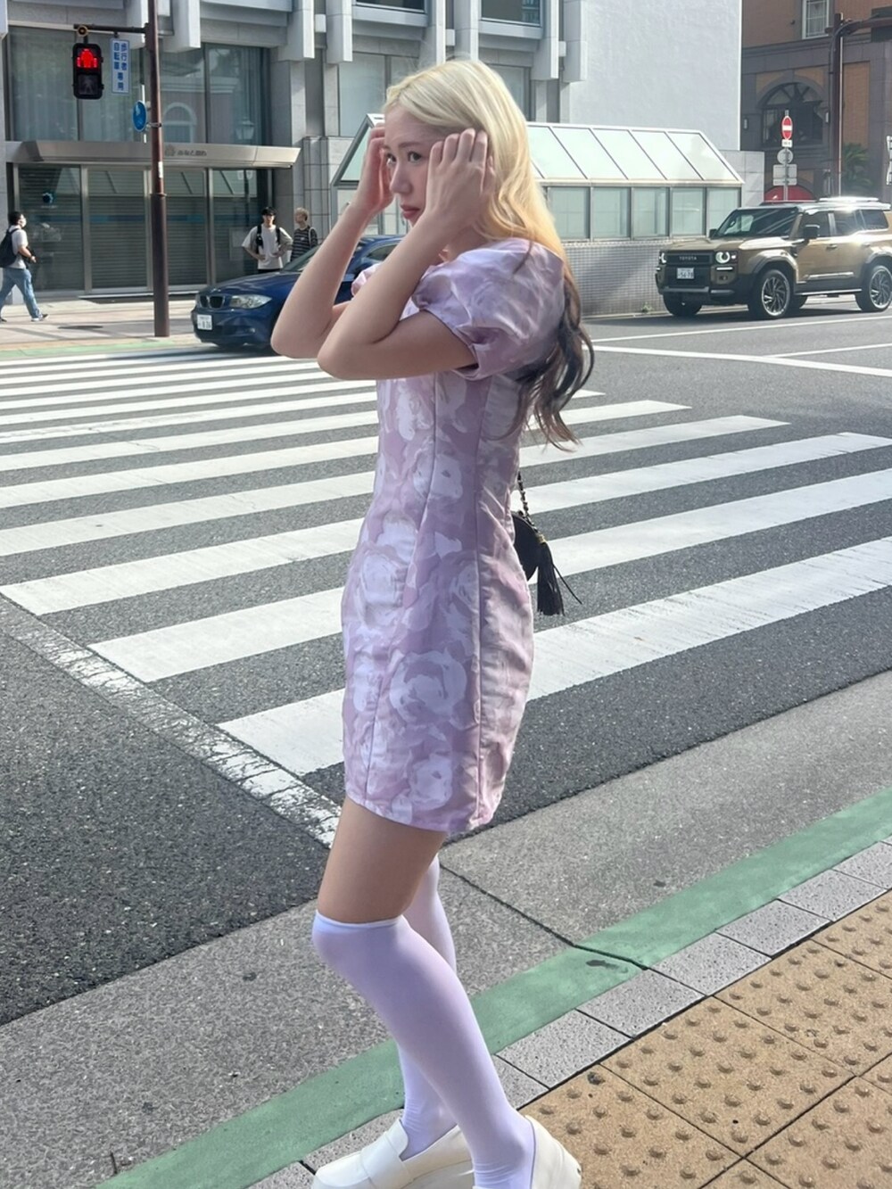 パープル系のワンピース、ホワイト系のローファーを着用したレディースの春コーディネートの2枚目の写真