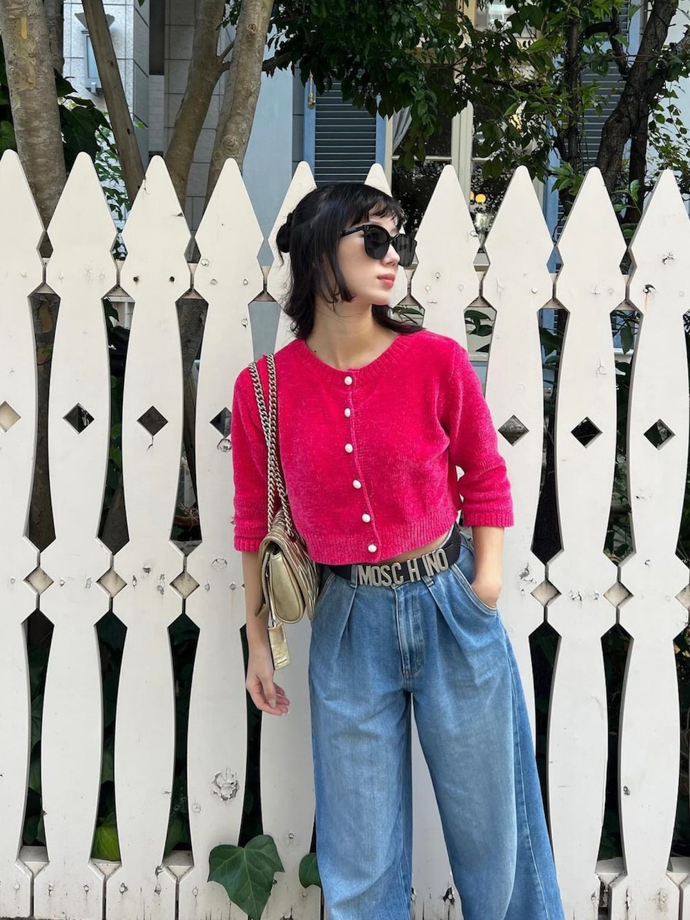 ピンク系のカーディガン/ボレロ、ブルー系のデニムパンツ、ブラック系のサングラスを着用したレディースの秋コーディネートの2枚目の写真