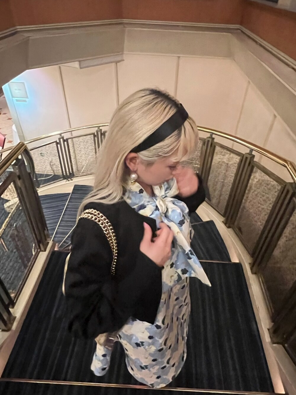 ブルー系のワンピース/ドレスを着用したレディースの春コーディネートの2枚目の写真