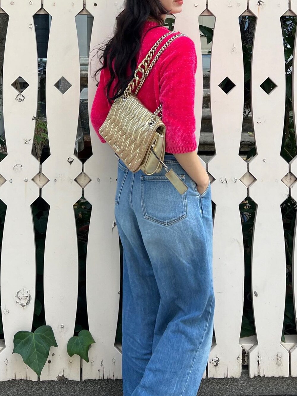 ピンク系のカーディガン/ボレロ、ブルー系のデニムパンツ、ブラック系のサングラスを着用したレディースの秋コーディネートの3枚目の写真