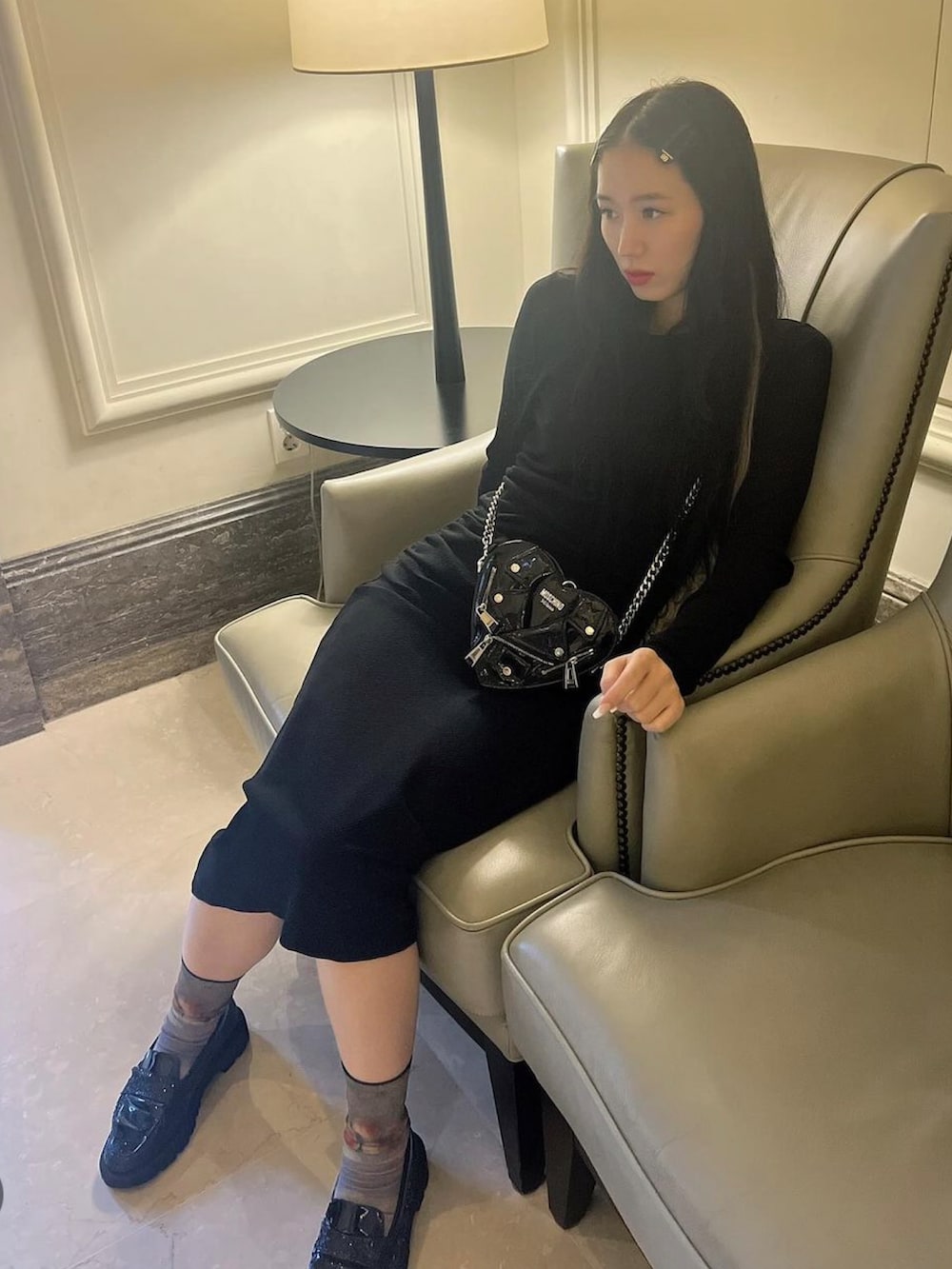 ブラック系のワンピース/ドレス、ブラック系のショルダーバッグ、ブラック系のローファーを着用したレディースの秋コーディネートの2枚目の写真